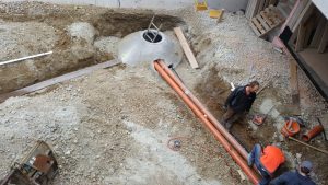 Verbindungsrohre für Regenwasser und Sickerwasserschacht werden installiert