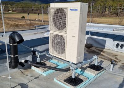 Die neue Panasonic Kälteanlage auf dem Dach des Heizbär-Firmengebäudes ist fertiggestellt